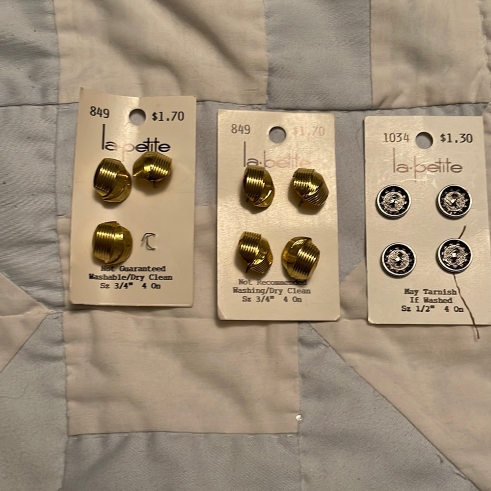 Miscellaneous buttons. La petite